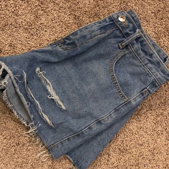 Shein cut off high waisted jean shorts👖 - Picture 3 of 5